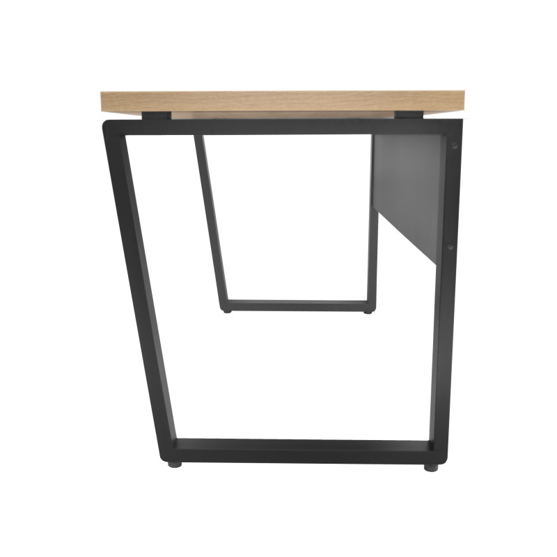 Стол на металлическом каркасе